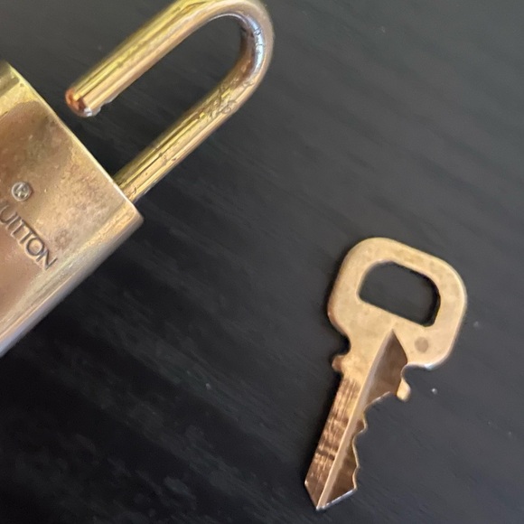 Louis Vuitton Lock & Key #319 - Picture 8 of 9
